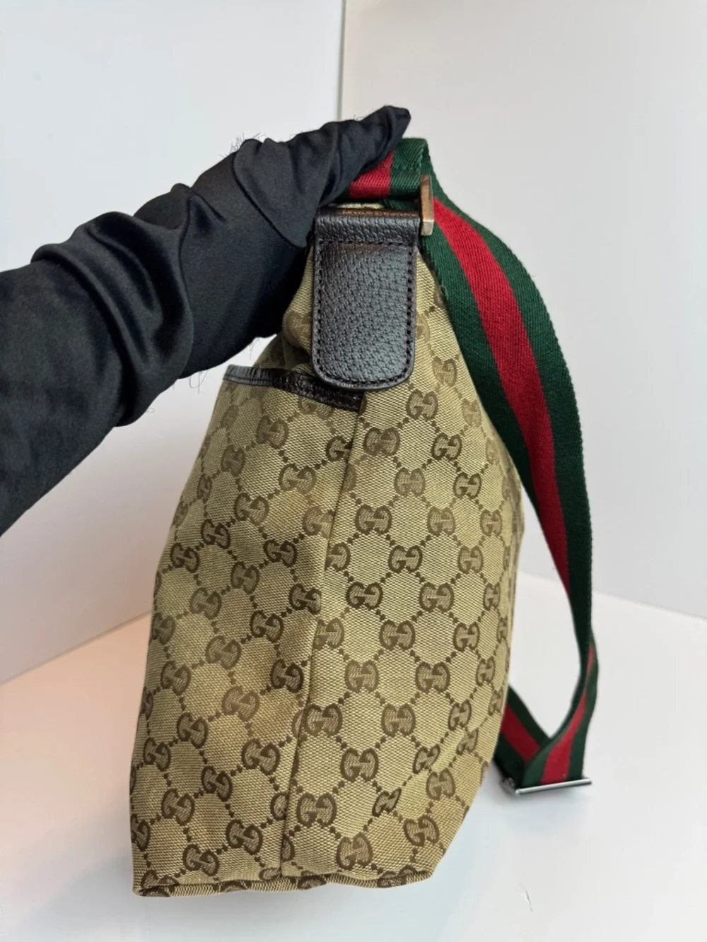 Gucci Beige Monogram Crossbody Bag with Green-Red Strap - Picture 8 of 15